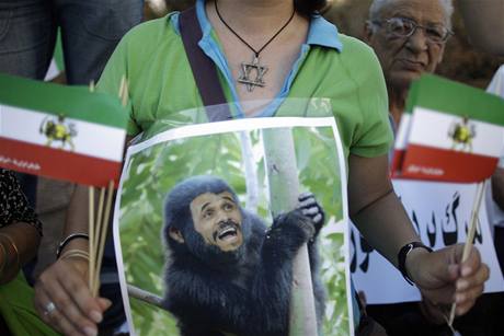 Izrealská dívka s portrétem Ahmadíneáda protestovala proti prbhu prezidentských voleb